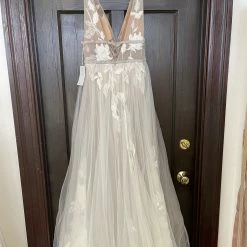 BHLDN Willowby Hearst Galatea Gown 46 BHLDN Willowby Hearst Galatea Gown -Adina's Brida store image 93dcd58c 2582 41fc a23c be7607842288 scaled